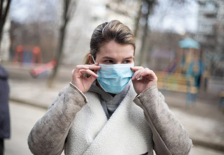 Woman wearing a mask during the super flu